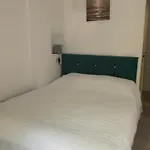 Self Contained Rooms In Central Torquay