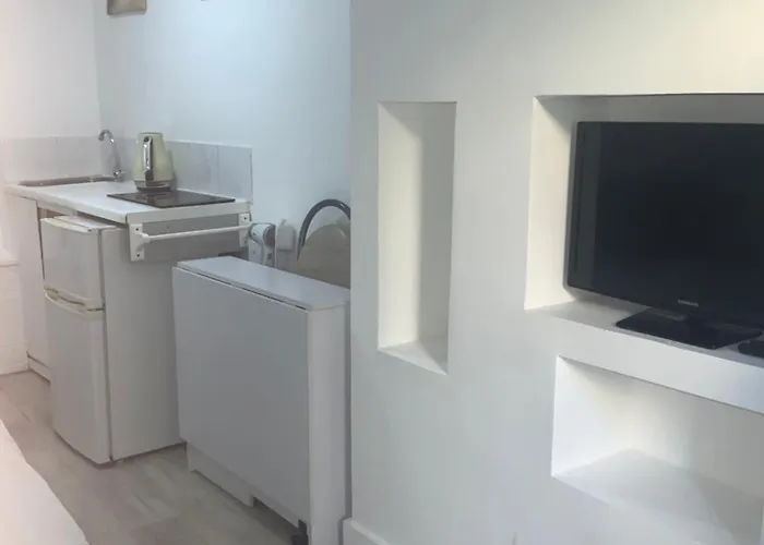 Self Contained Rooms In Central Torquay